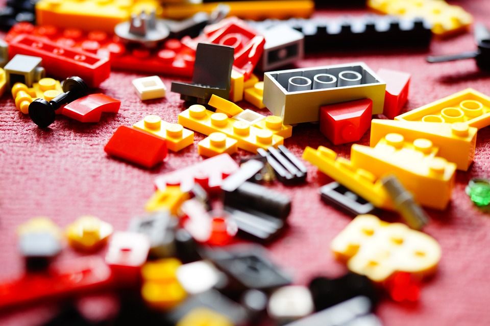 3 powody, dla których warto włączyć klocki LEGO do dziecięcych zabaw