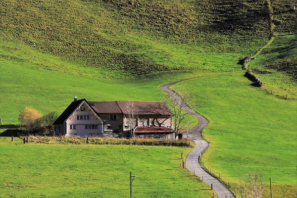 Domek na wsi – na jakich elementach warto się skupić?