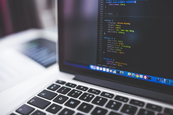 Jak przygotować się do wdrożenia dedykowanego oprogramowania w firmie?